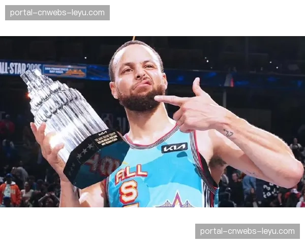 特写镜头：库里在球员通道长时间驻足，凝视大通中心上方悬挂的冠军旗帜。