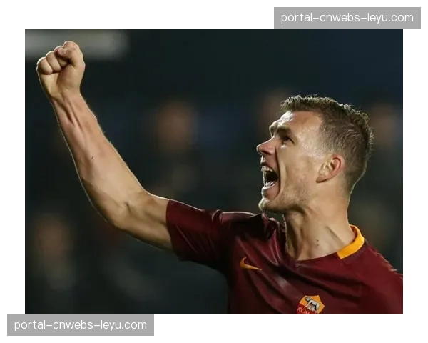 特写：老将哲科替补建功后脱衣庆祝，吃到黄牌仍笑容满面